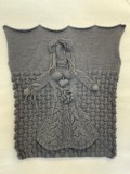 Kvinde med knuder i maven, strikket af Tina Poulsen fra det digitale værested