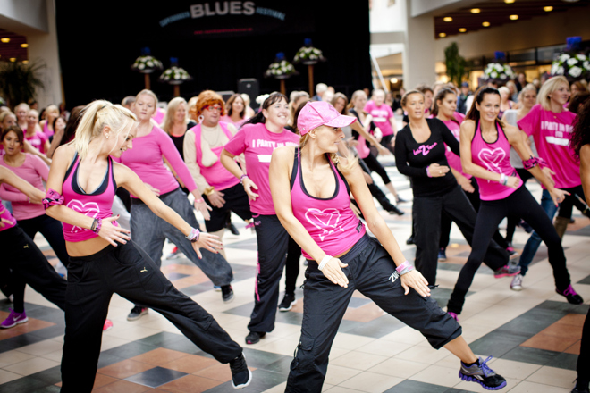 Danmarks største Zumba Flash Mob skaber fokus på brystkræft - Coast