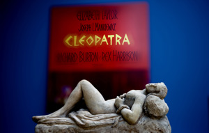 Kleopatra begår selvmord med en giftslange. Kunstner Jens Adolf Jericau, 1850 erne. Filmplakat Cleopatra 1963. Kleopatras verden. Foto Peter Sørensen, Ny Carlsberg Glyptotek
