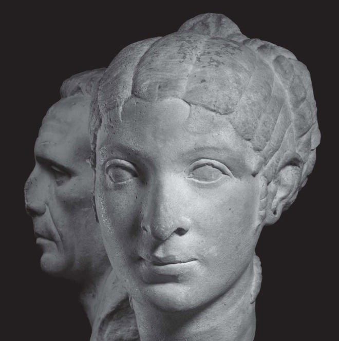 Hoved af ung kvinde, sandsynligvis Kleopatra. Ca. 50 f.Kr. Udlånt af British Museum. Bagved hoved af Gaius Julius Cæsar. Foto Ole Haupt, Ny Carlsberg Glyptotek
