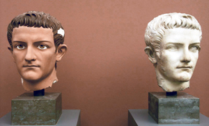 Mange farvespor er bevaret på museets marmorportræt af kejser Caligula (regerede 37 - 41 e. Kr.). Undersøgelser af det har givet resultater, der vises i rekonstruktionen.