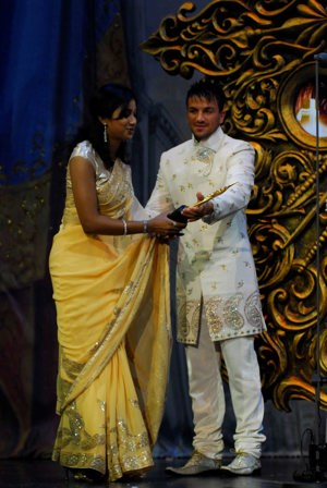 Peter Andre presenting Best Playback singer female Shreya Ghosal for Singh is King at IIFA Awards