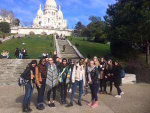 En gruppe danske og franske elever ved foden af Montmartre