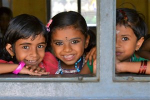 Billed 2 Indien: Nogle små søde "public school" piger, som var meget fascinerede af kameraet
