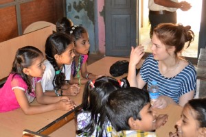 Billed 3 Indien: Emilie underviser de indiske børn i engelsk
