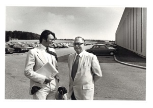 Erik og Holger Bagger Sørensen ved den nybyggede fabrik i Vejle, 1972