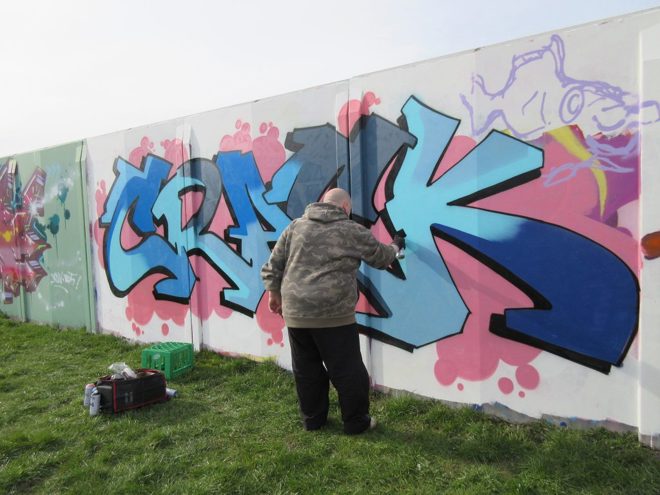Claus fra Crack of Dawn i gang med at male et graffitimaleri
