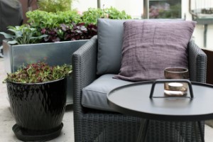 5) Loungestemning med blød stol, kaffebord og plantekasser på altanen, Foto Chrispdesign