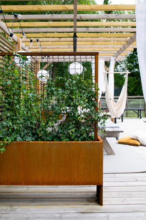 Foto 2. Land Modern Slim med espalier corten afskærmning på terrasse