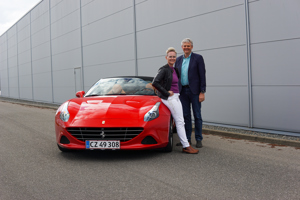 Lars og Margrethe foran Ferrari 2021 (13 of 52)
