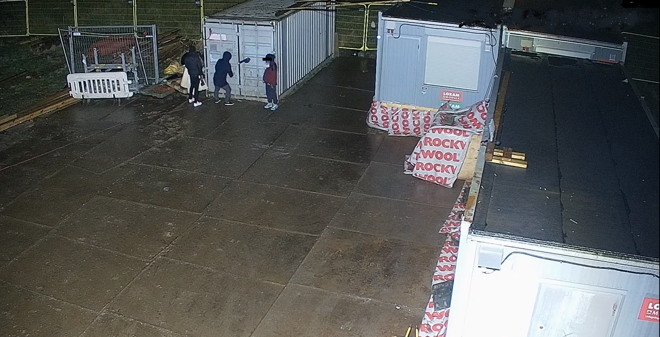 Tyveknægte er ved at bryde ind i en container på en bygeplads