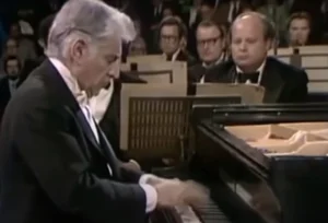 Leonard Bernstein spiller Rhapsody in Bluie med New York Philharmonic